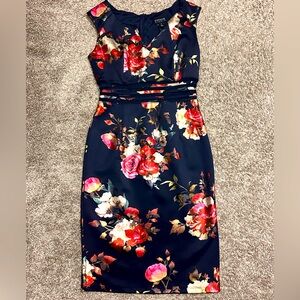 Beautiful flowered enfocus dress size 4 with mesh cutout in middle